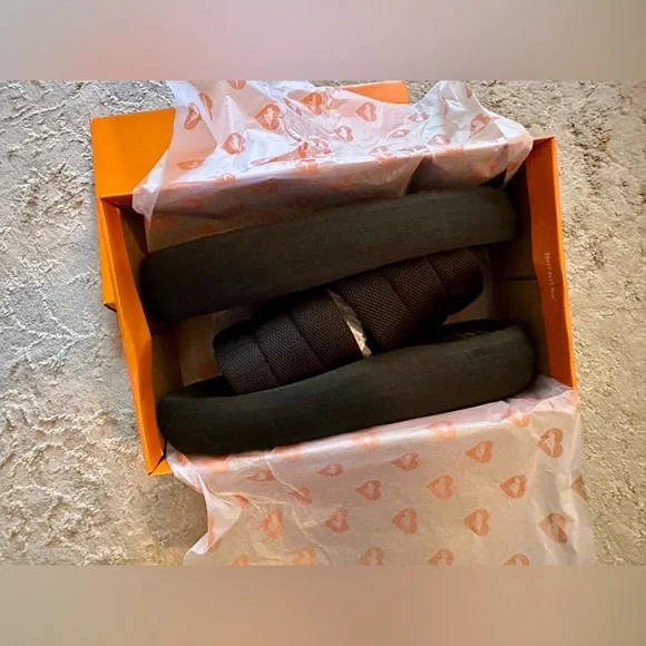 Rocket Dog’s Splash Slides - Picture 3 of 7